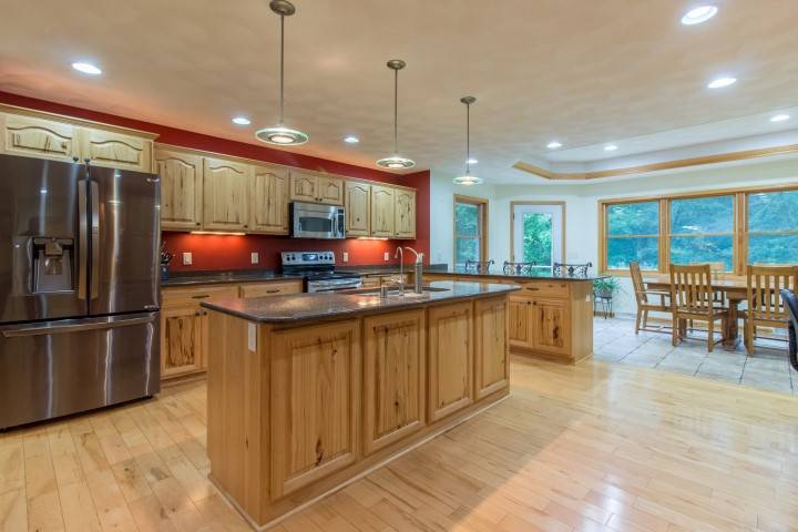 Lauras Real Estate Group | 520 Hartwig Blvd, Johnson Creek, WI 53038, USA | Phone: (920) 699-8121