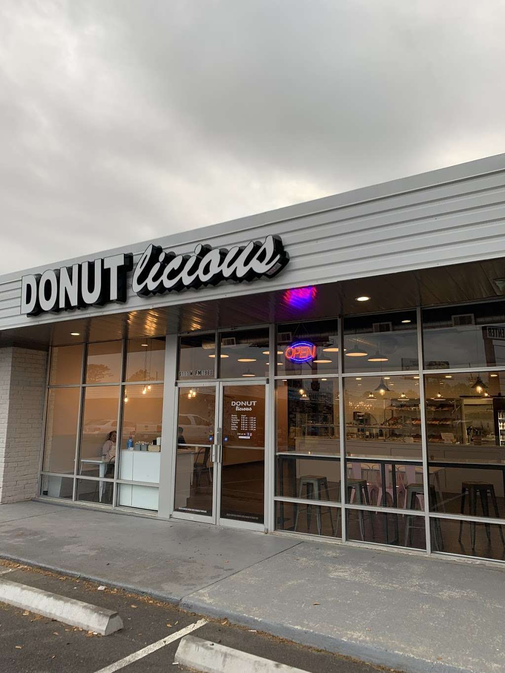 Donut Licious | 9111 Cypress Creek Pkwy, Houston, TX 77070, USA | Phone: (281) 653-9686