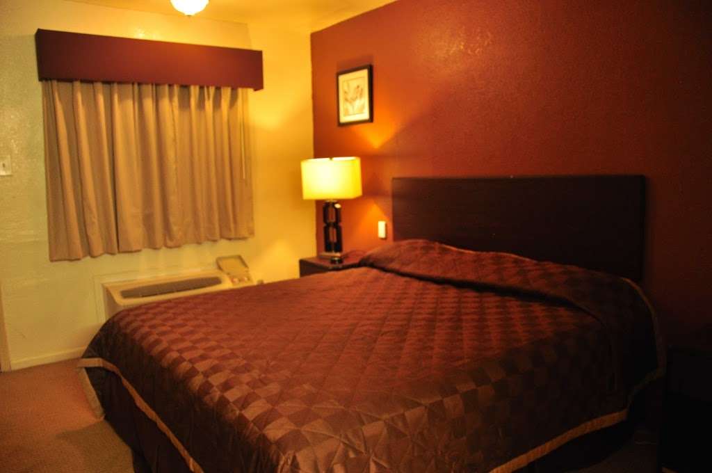 Luxury Inn | 5606 S R L Thornton Fwy, Dallas, TX 75232, USA | Phone: (214) 371-0727