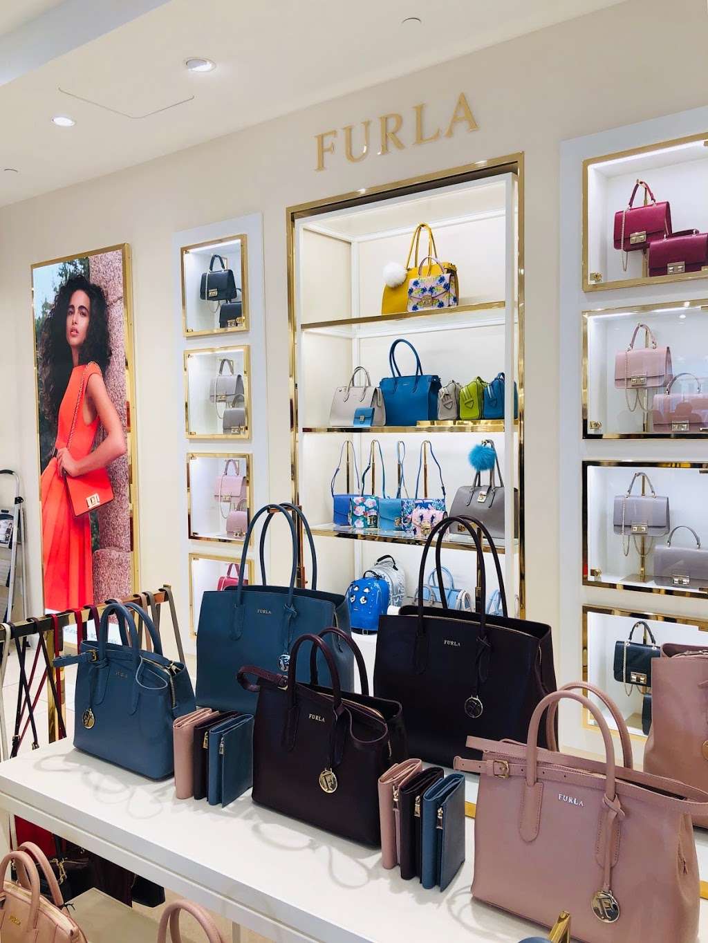 FURLA OUTLET | 2720 Livermore Outlets Dr Suite 2720, Livermore, CA 94551, USA | Phone: (925) 453-3796