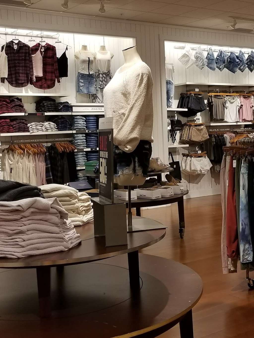 American Eagle Outfitters | 1277 Broadway, Saugus, MA 01906 | Phone: (781) 233-5404