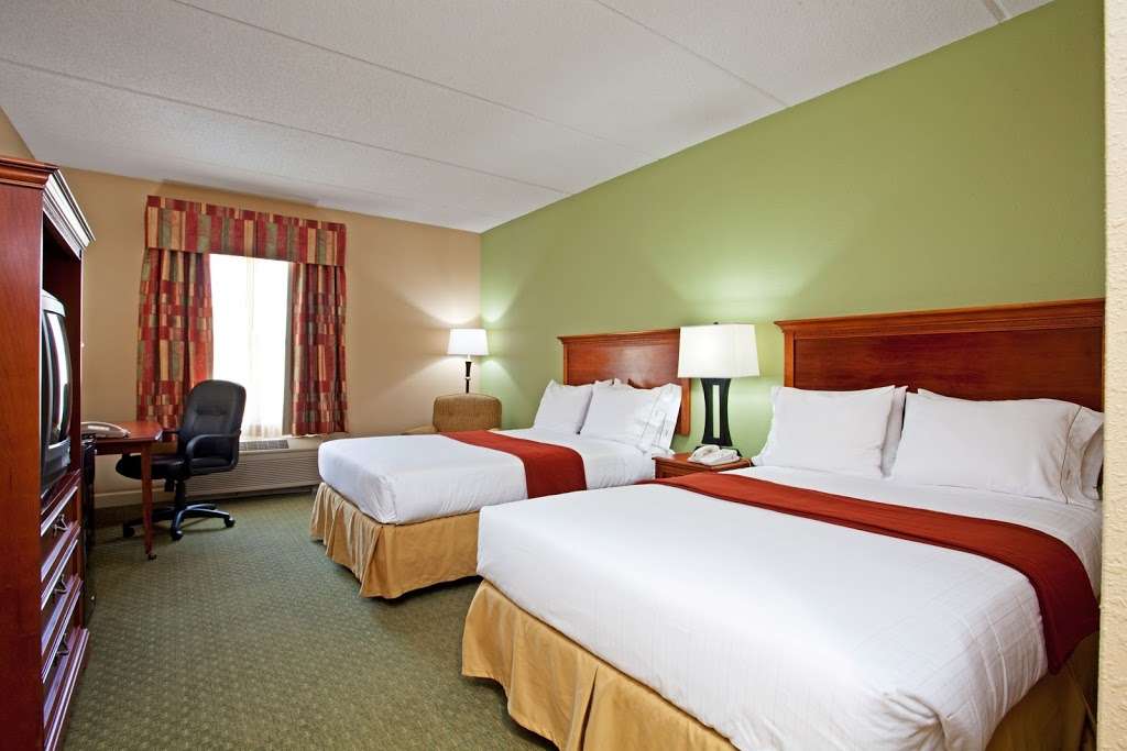 Holiday Inn Express & Suites Conover (Hickory Area) | 104 10th St NW, Conover, NC 28613, USA | Phone: (828) 465-7070