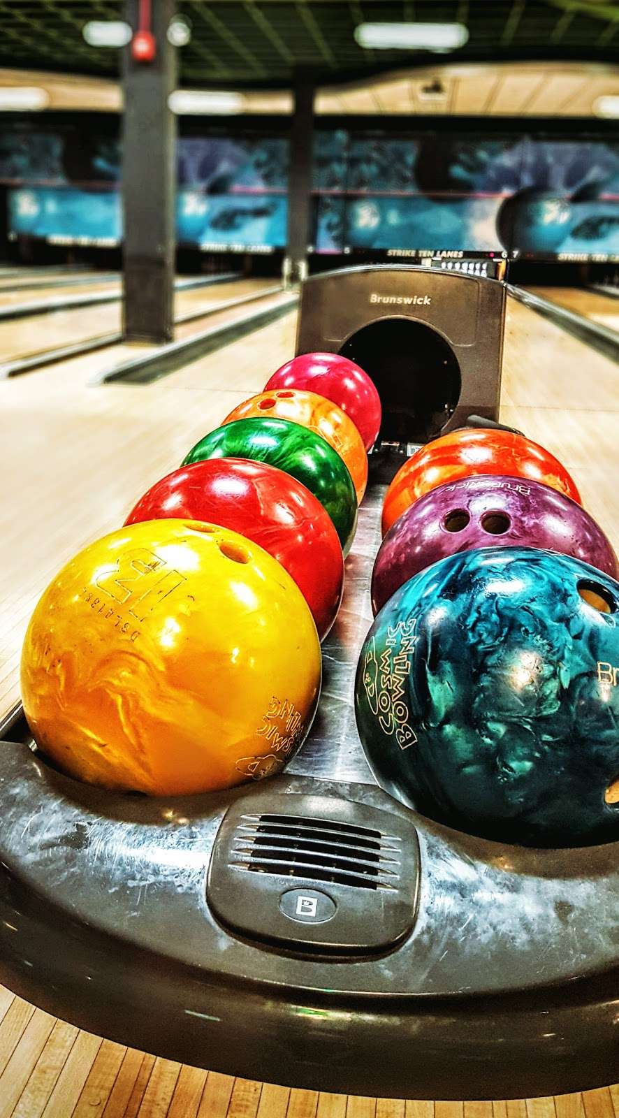 Strike Ten Lanes & Lounge | 800 E Nerge Rd, Roselle, IL 60172, USA | Phone: (630) 307-8100