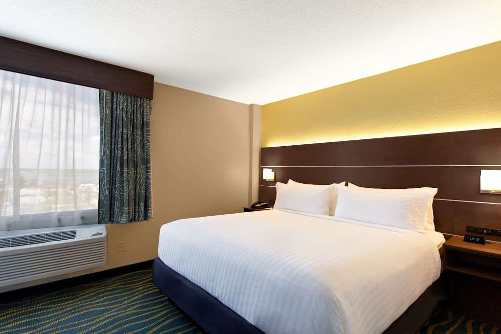 Holiday Inn Express & Suites Oceanfront Daytona Beach Shores | 3301 S Atlantic Ave, Daytona Beach Shores, FL 32118, USA | Phone: (386) 767-1711