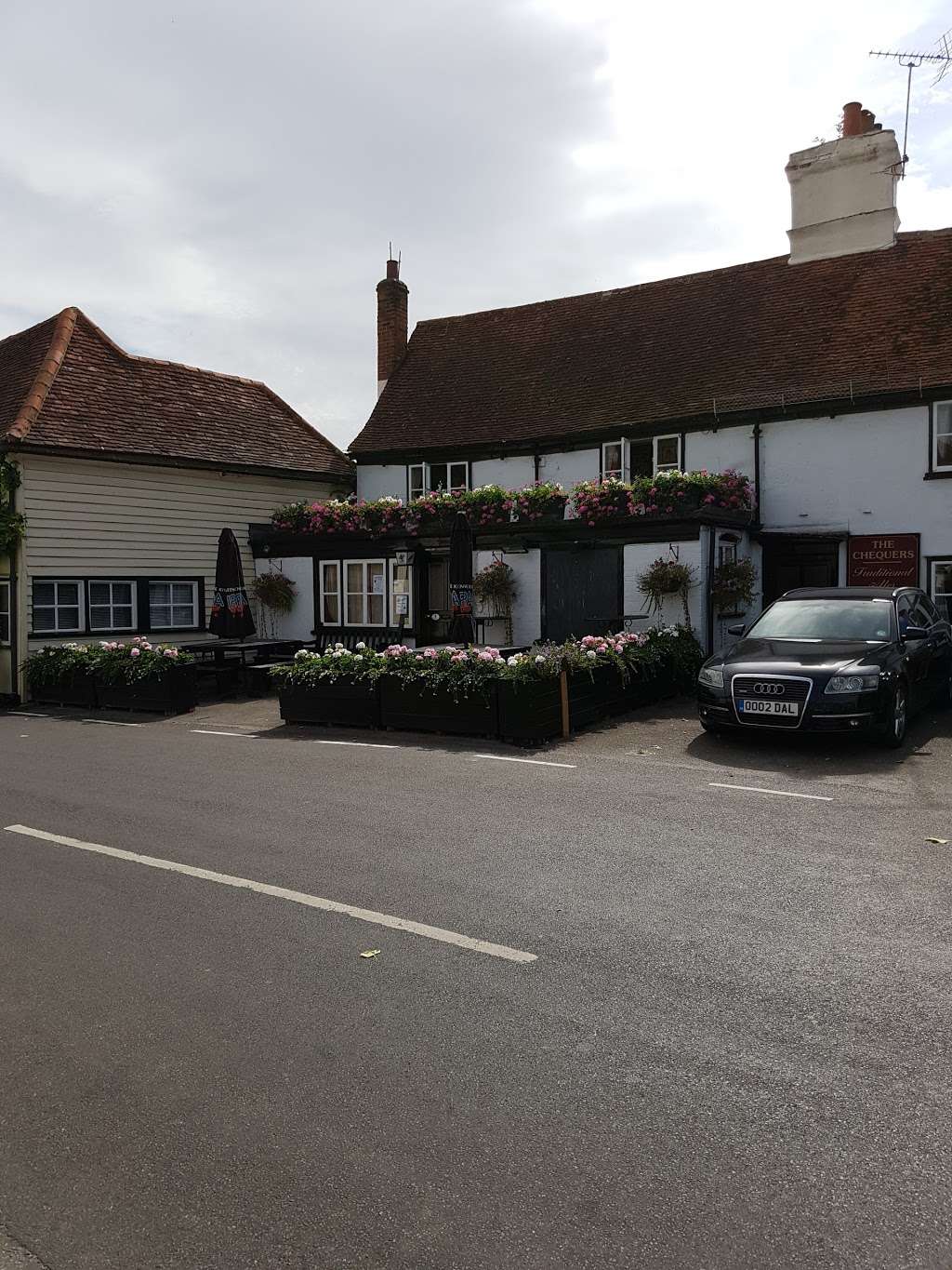 Chequers Inn | The St, Roxwell, Chelmsford CM1 4PD, UK