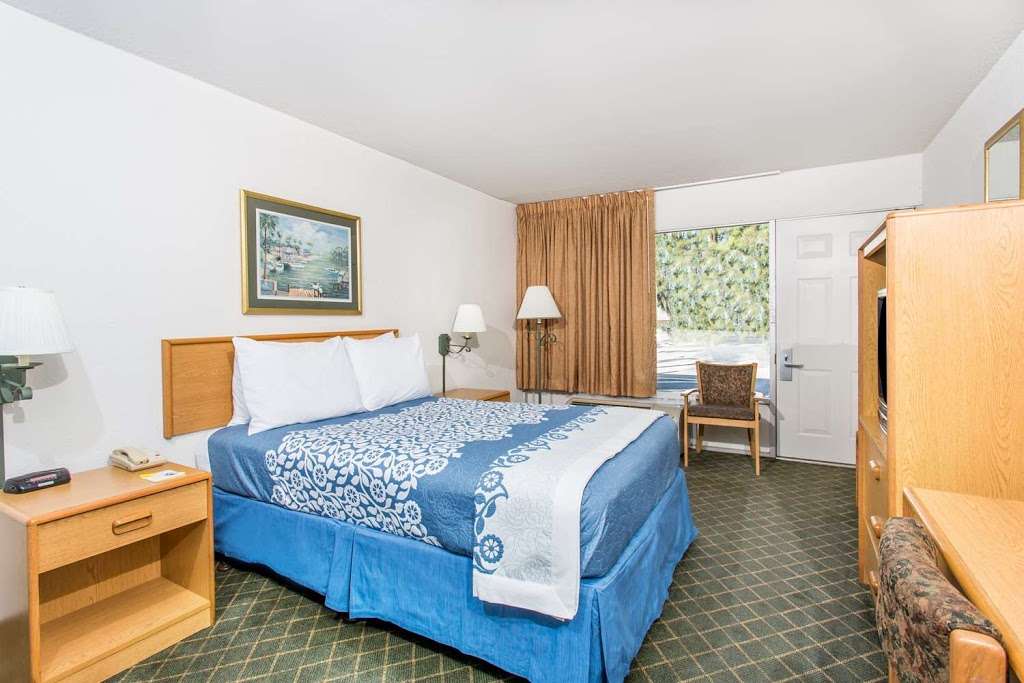 Days Inn by Wyndham West Palm Beach | 2300 45th St, West Palm Beach, FL 33407, USA | Phone: (561) 331-3153