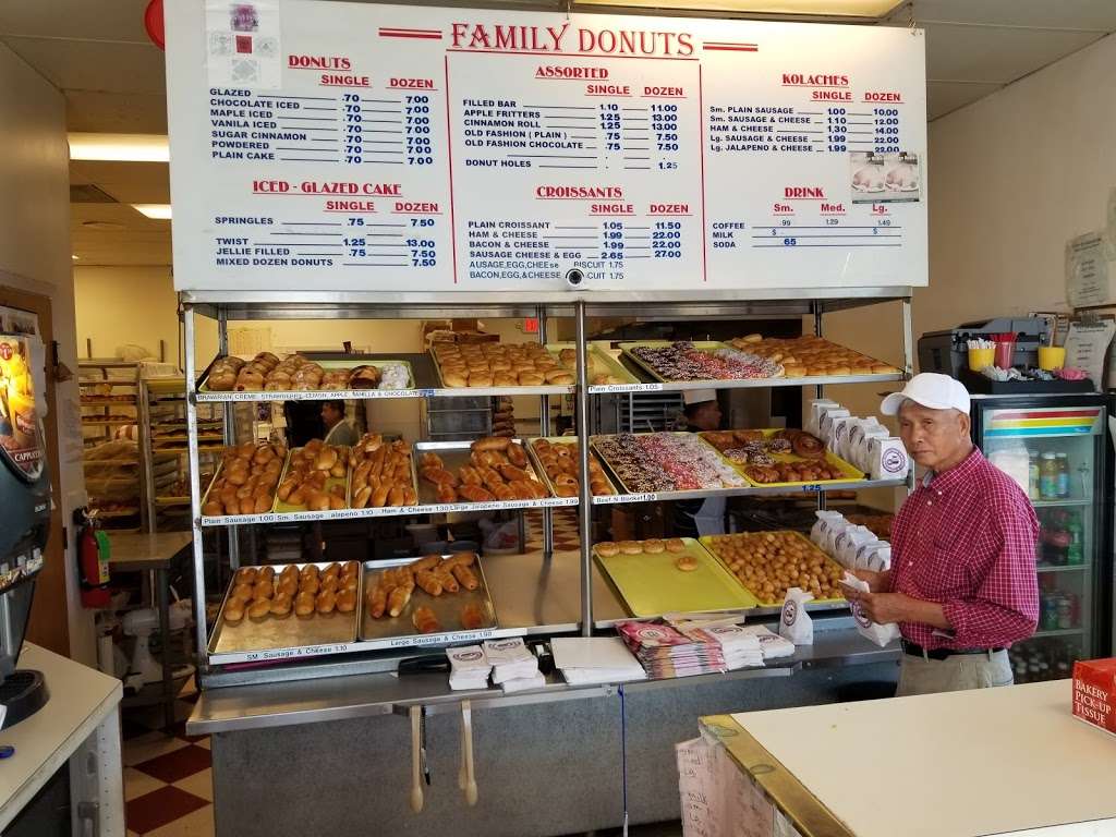 Family Donuts | 13801 Hiram Clarke Rd ste a, Houston, TX 77045, USA | Phone: (713) 433-4144