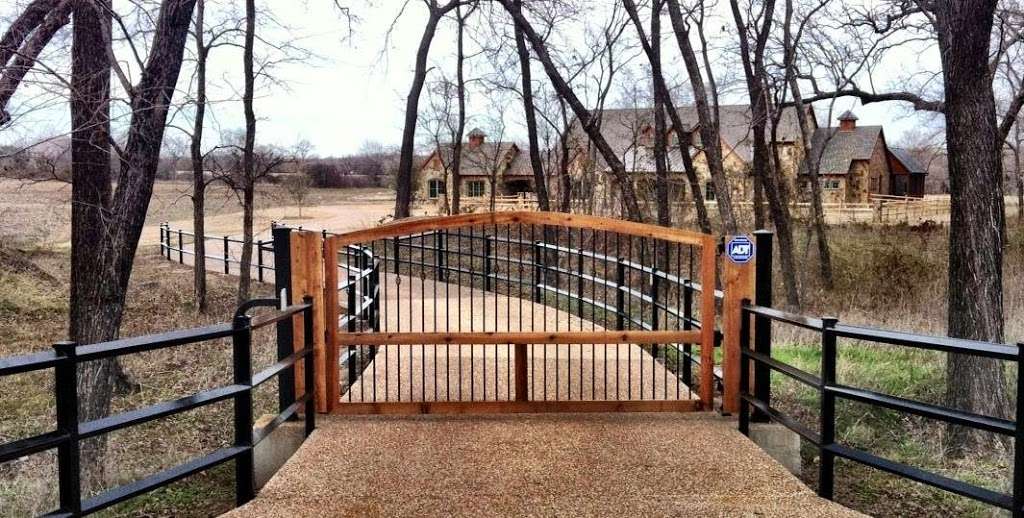 Buzz Custom Fence | 1231 Greenway Dr, Duncanville, TX 75137, USA | Phone: (469) 316-6044