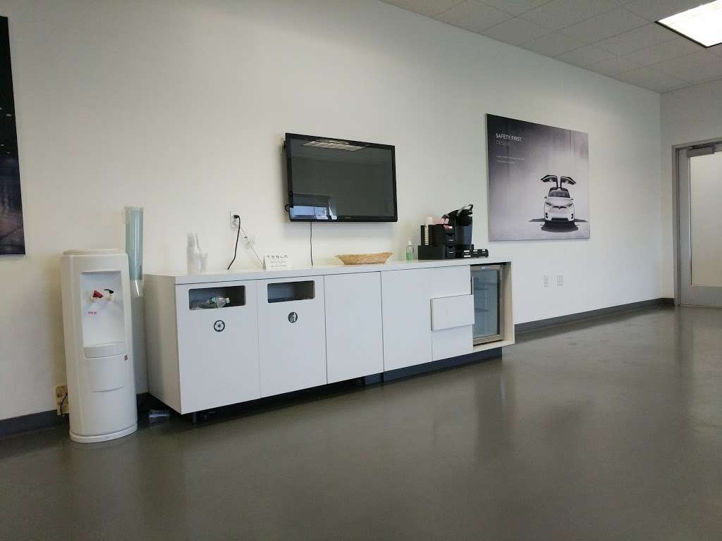 Tesla Service Center | 7 Aerial Way, Syosset, NY 11791, USA | Phone: (516) 864-0535