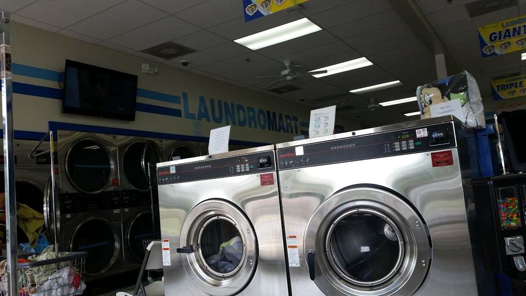 Laundromart of Four Corners | 17445 US-192, Clermont, FL 34714, USA | Phone: (352) 242-2900