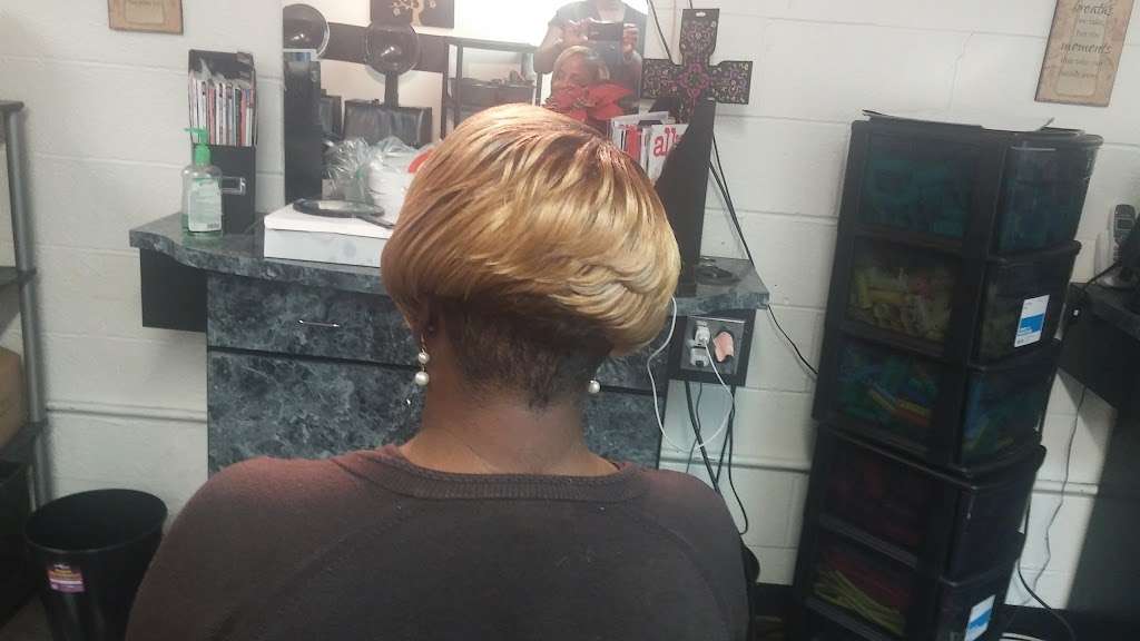 Loose Endz Hair Salon | 3664 Beatties Ford Rd, Charlotte, NC 28216, USA | Phone: (704) 393-5816