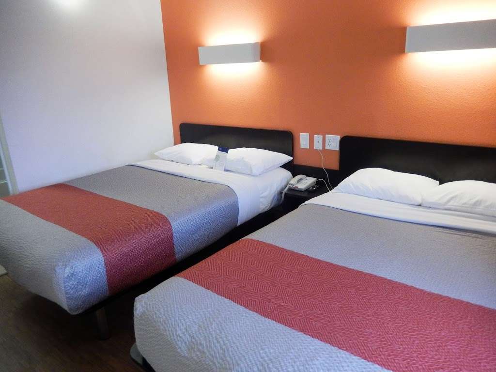 Motel 6 Clute TX | 1000 TX-332, Clute, TX 77531, USA | Phone: (979) 265-4764