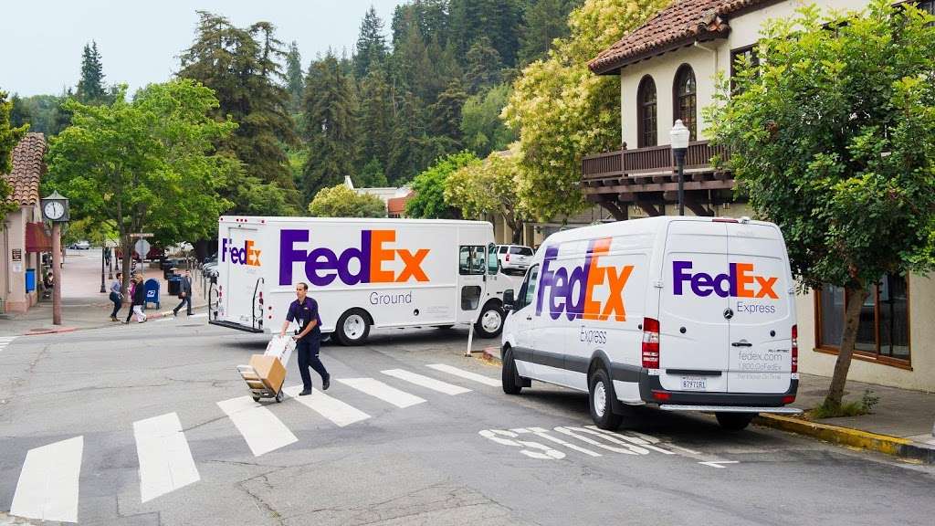 FedEx Ground - moving company  | Photo 1 of 7 | Address: 920 W Taylor Rd, Romeoville, IL 60446, USA | Phone: (800) 463-3339