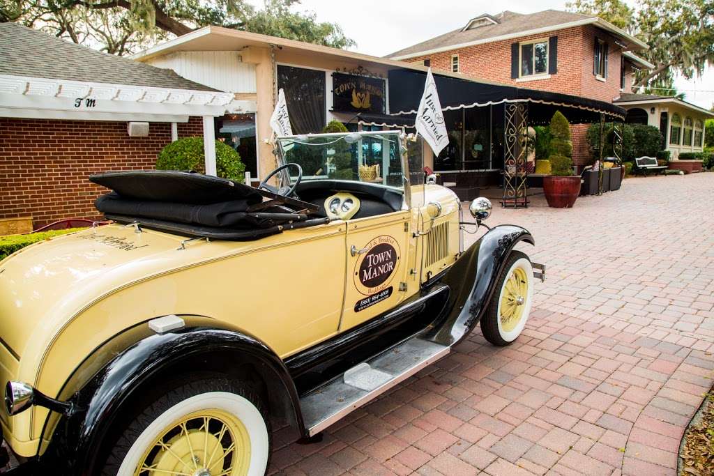 Town Manor on the Lake B&B | 585 FL-559, Auburndale, FL 33823, USA | Phone: (863) 984-4008