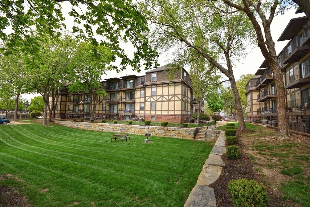 Highpointe Apartments | 7600 Shawnee Mission Pkwy, Overland Park, KS 66202, USA | Phone: (913) 432-5247