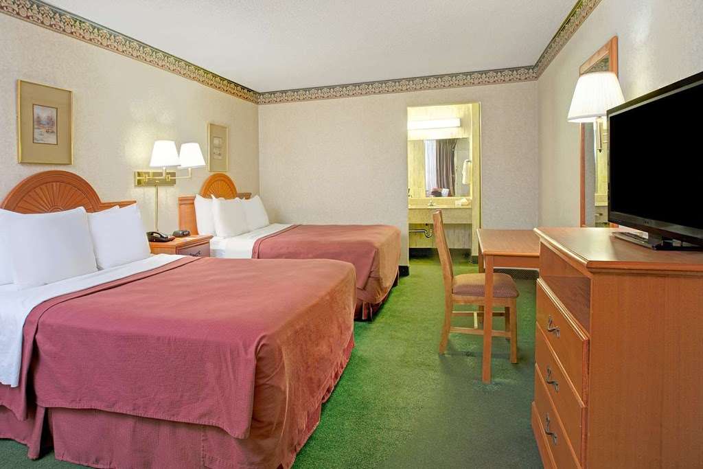 Days Inn by Wyndham Alexandria South | Interstate 95, 6100 Richmond Hwy, Alexandria, VA 22303 | Phone: (703) 329-0500