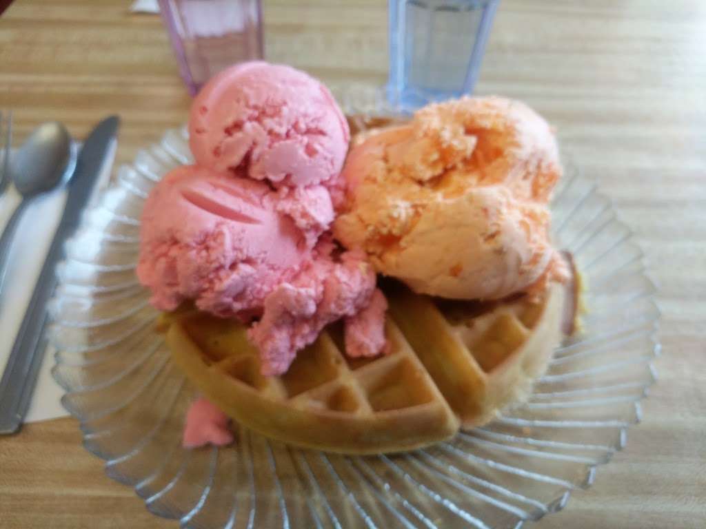 A La Mode Ice Cream Parlor | 301 E 55th St, Ocean City, NJ 08226, USA | Phone: (609) 398-2207