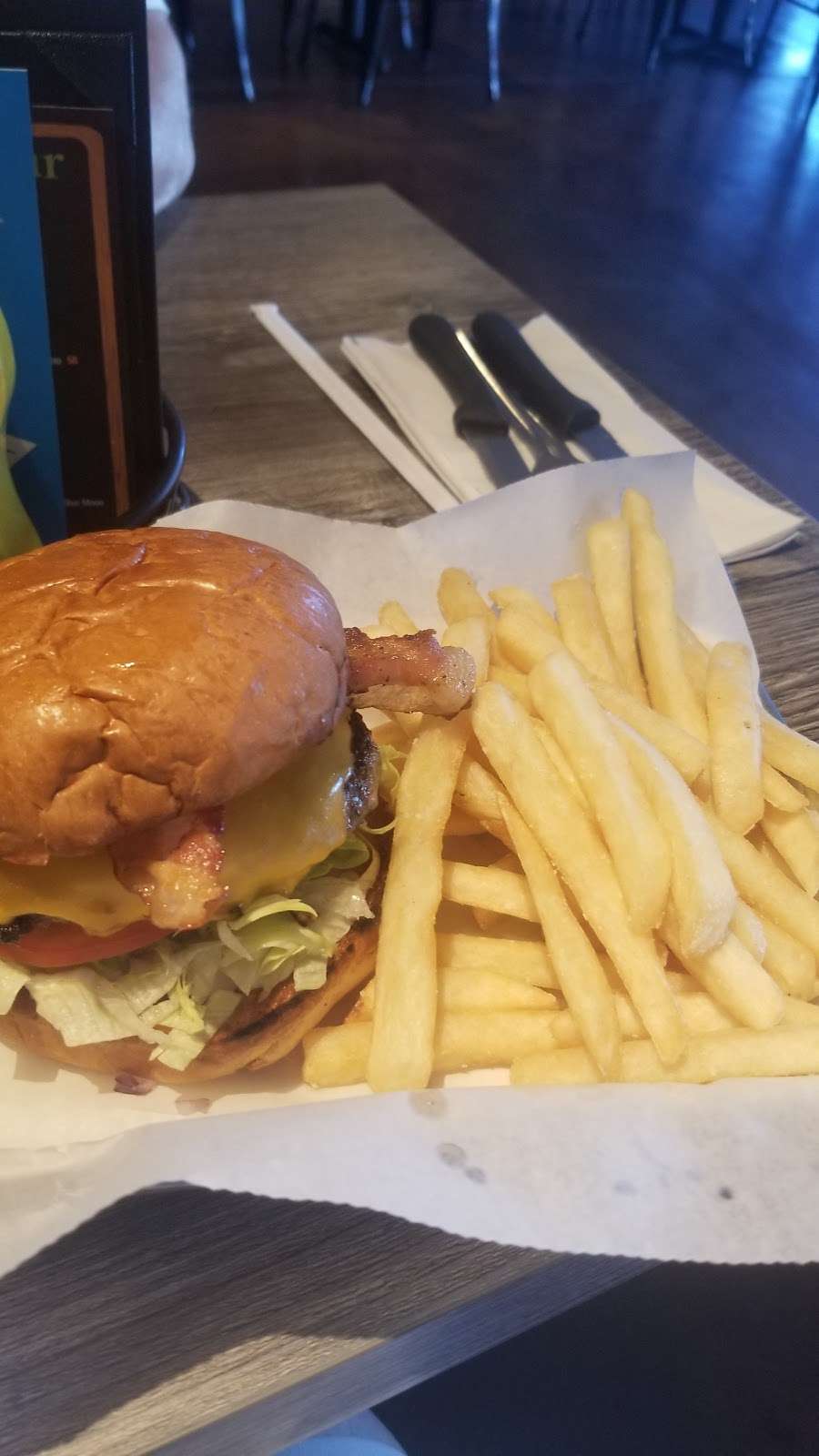 Burgers & Brews | 6670 W Cactus Rd Suite A108, Glendale, AZ 85304, USA | Phone: (623) 776-2266