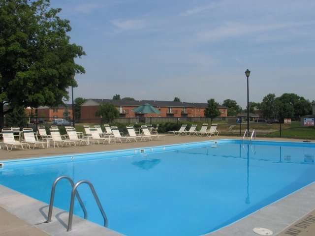 Williamsburg on the Lake Apartments | 2810 Winchester Dr, Valparaiso, IN 46383, USA | Phone: (219) 472-1094