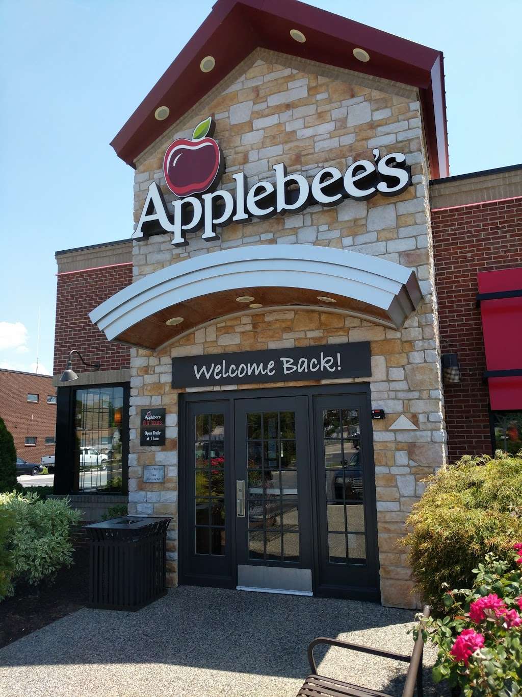 Applebees Grill + Bar | 610 W Nicholson Rd, Audubon, NJ 08106, USA | Phone: (856) 547-9000