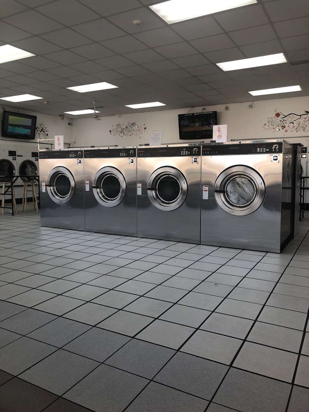 Indianapolis Courtesy Self Serve Laundromat - Coin Laundry | 7890 Michigan Rd, Indianapolis, IN 46268 | Phone: (317) 876-9285