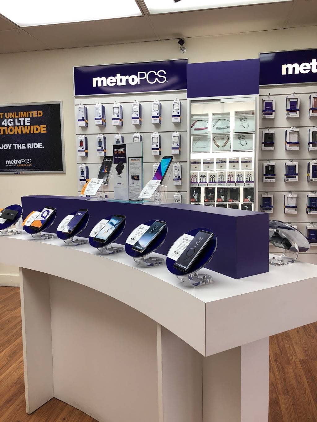 Metro by T-Mobile | 835 NE Green Oaks Blvd, Arlington, TX 76006, USA | Phone: (817) 277-0771