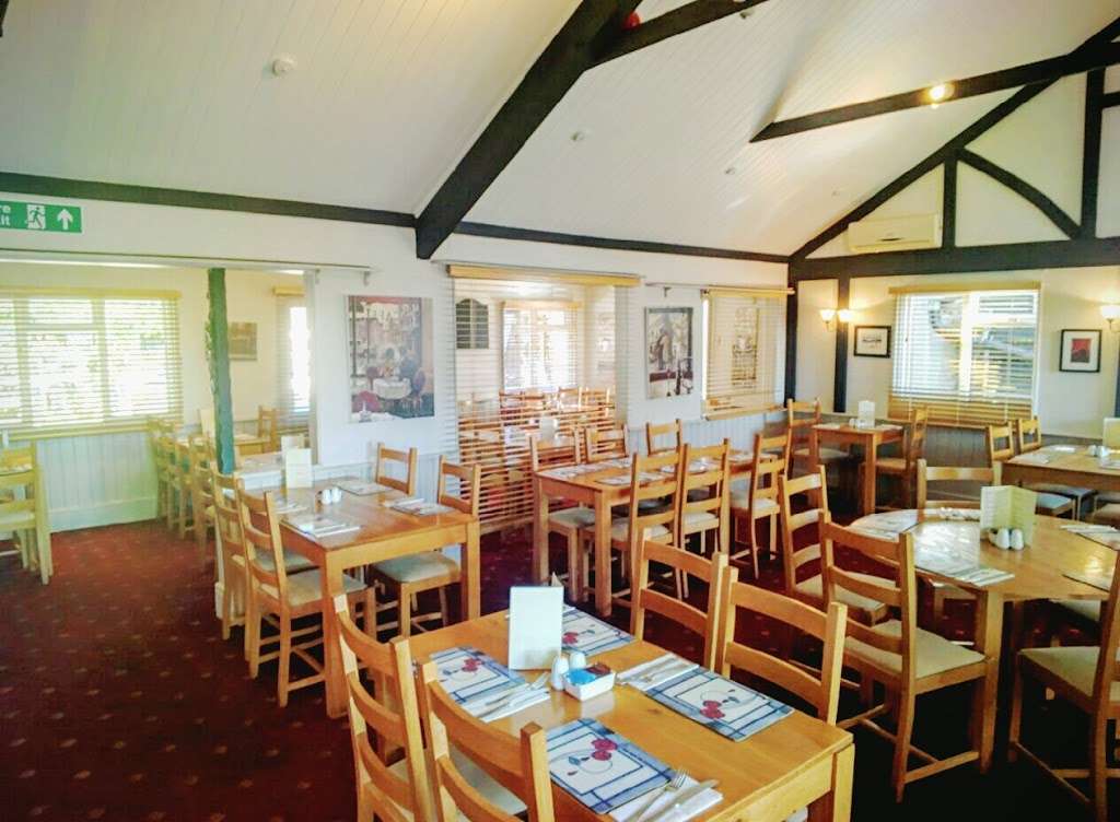 Bretts Country Restaurant | Bretts Farm Market, Chelmsford Road, White Roding CM6 1RF, UK | Phone: 01279 876571