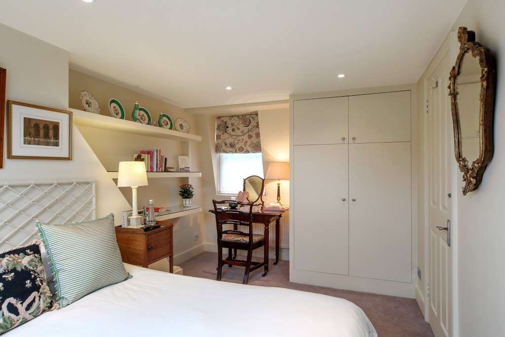 Bed & Breakfast | 29 Bronsart Rd, Fulham, London SW6 6AJ, UK | Phone: 020 8616 9595