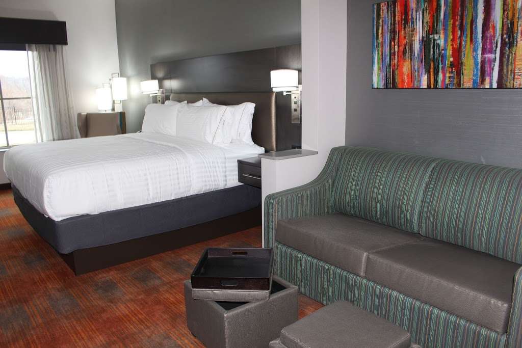 Holiday Inn Express & Suites Shawnee-Kansas City West | 17346 Midland Dr, Shawnee, KS 66217, USA | Phone: (913) 400-2509