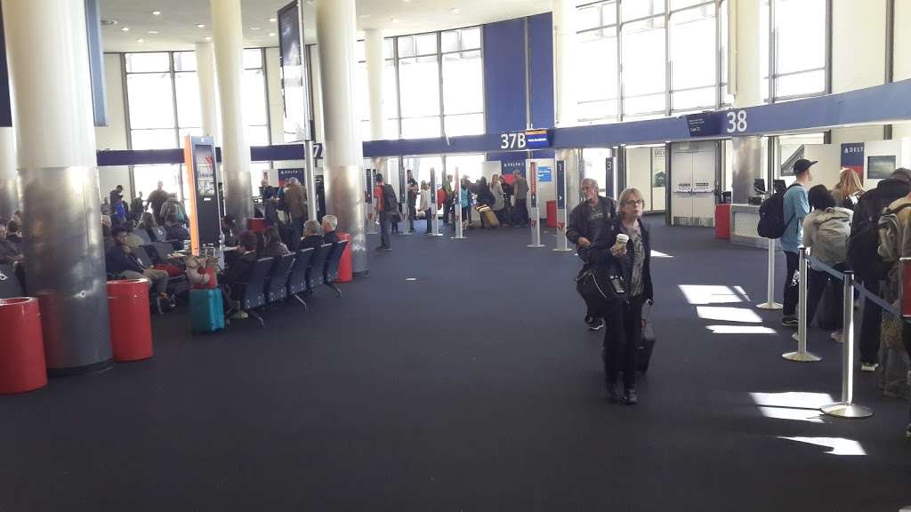 Hudson Booksellers | 1 World Way, Los Angeles, CA 90045, USA | Phone: (310) 338-3692