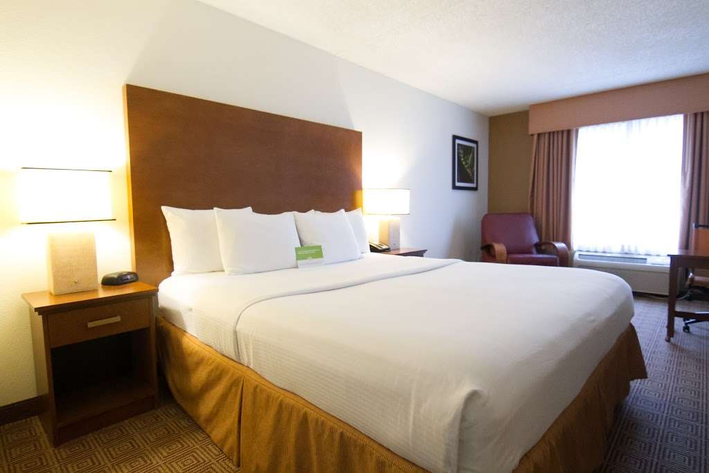 La Quinta Inn & Suites Danbury | 116 Newtown Rd, Danbury, CT 06810 | Phone: (203) 798-1200