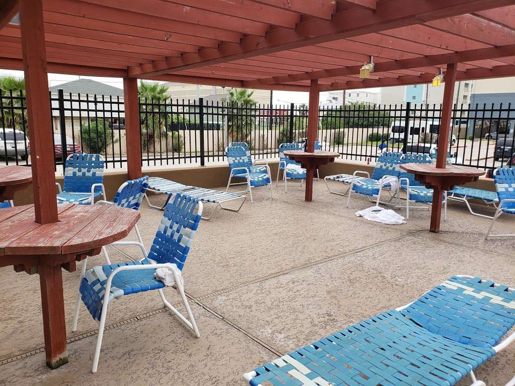 Days Inn & Suites by Wyndham Galveston West/Seawall | 8712 Seawall Blvd, Galveston, TX 77554, USA | Phone: (409) 877-7643