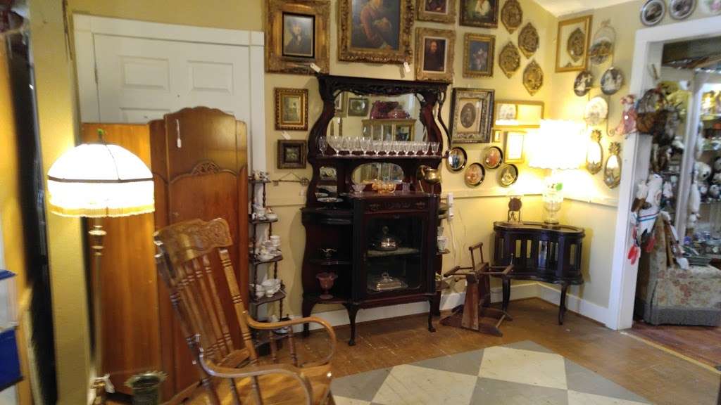 Antiquing Brazoria County Co-op store | 6882, 1004 Hwy 6, Alvin, TX 77511, USA | Phone: (979) 799-6940
