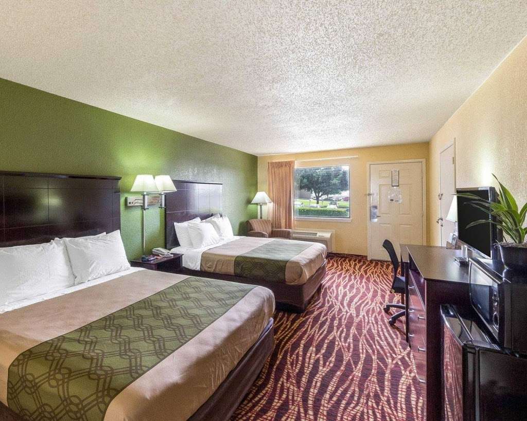 Econo Lodge Inn & Suites Downtown Northeast | 2755 N PanAm Expy, San Antonio, TX 78208, USA | Phone: (210) 229-9220