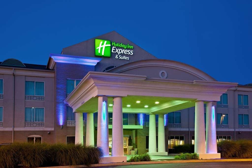 Holiday Inn Express & Suites Greenwood | 1180 Wilson Dr, Greenwood, IN 46143, USA | Phone: (317) 881-0600