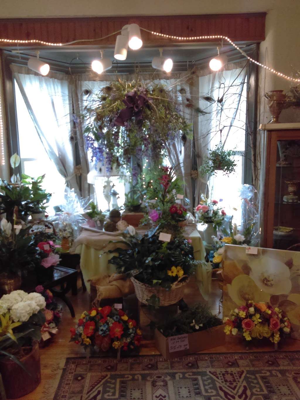 Lucilles Floral Designs | 111 S Main St, Uxbridge, MA 01569, USA | Phone: (508) 278-6909