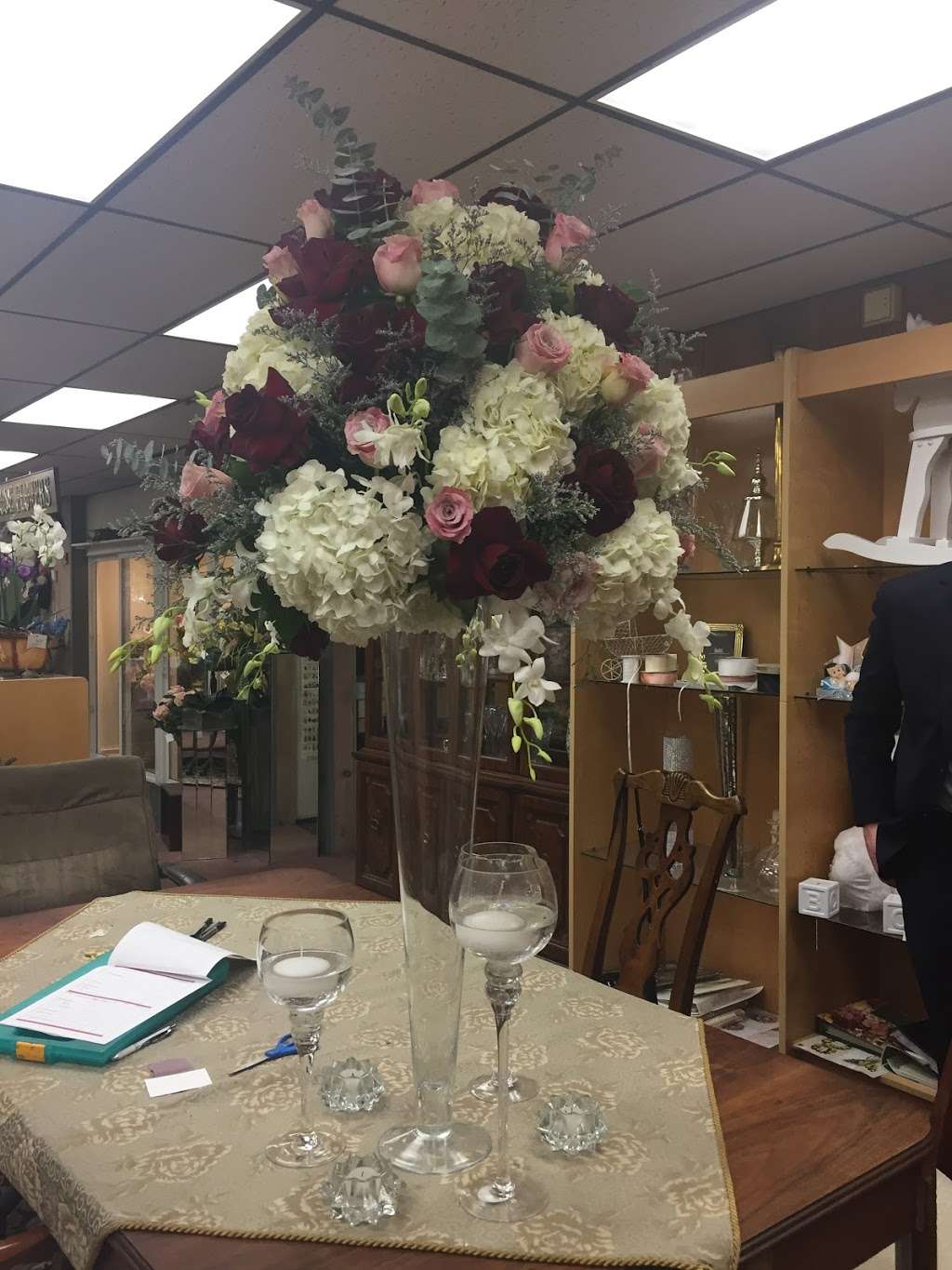 Towne House Flowers Inc | 2555 Hartford Ave, Johnston, RI 02919, USA | Phone: (401) 934-1320