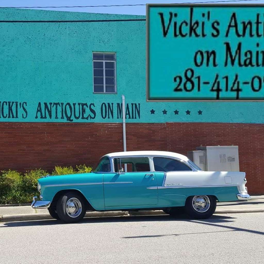 Vickis Antiques on Main | 228 W Main St, La Porte, TX 77571, USA | Phone: (281) 471-7389