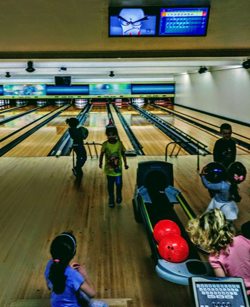 Earl Bowl Lanes | 390 Morwood Rd, Earlington, PA 18918, USA | Phone: (215) 723-9130