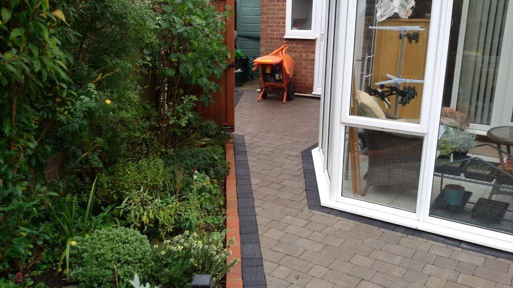 MC LANDSCAPERS IN ESSEX | 173 Coxtie Green Rd, Brentwood CM14 5PX, UK | Phone: 07442 808109