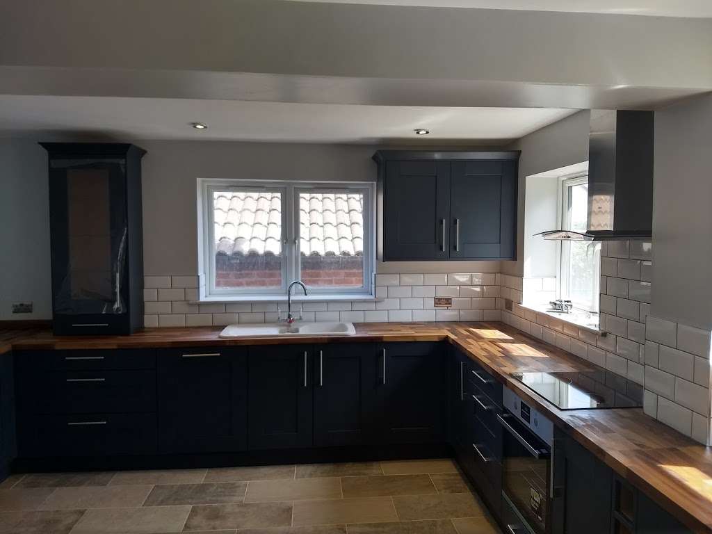 AA kitchen installers | 99a Coxtie Green Rd, Brentwood CM14 5PS, UK | Phone: 07885 272059
