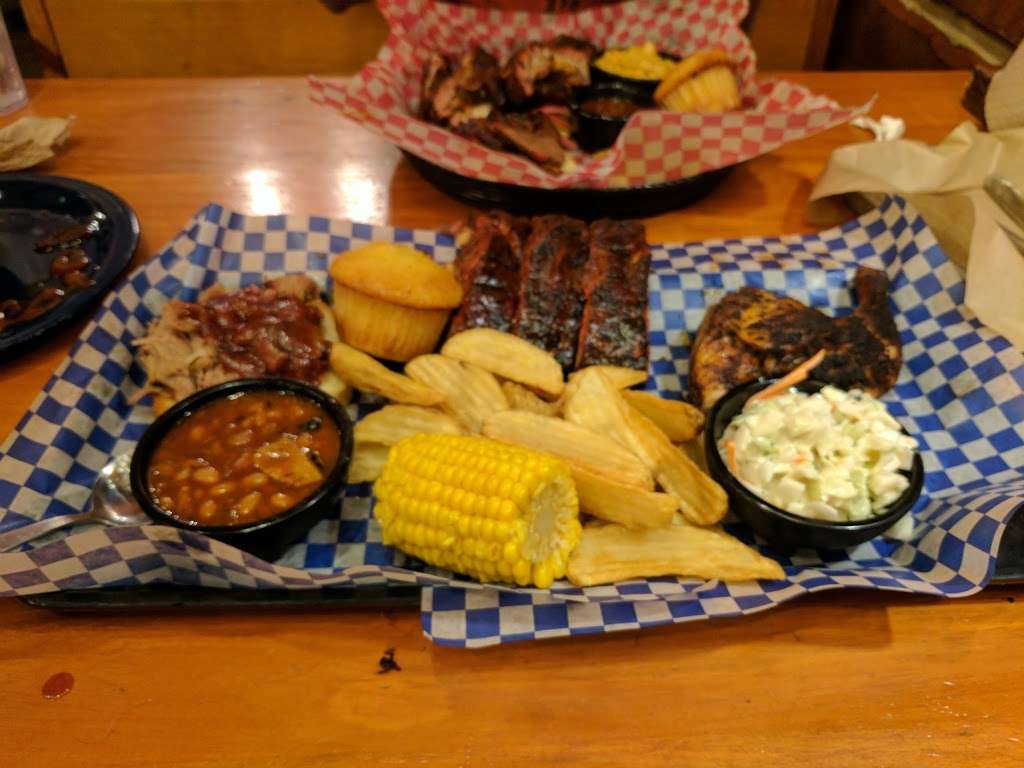 Famous Daves Bar-B-Que | 1320 Village West Pkwy, Kansas City, KS 66111, USA | Phone: (913) 334-8646