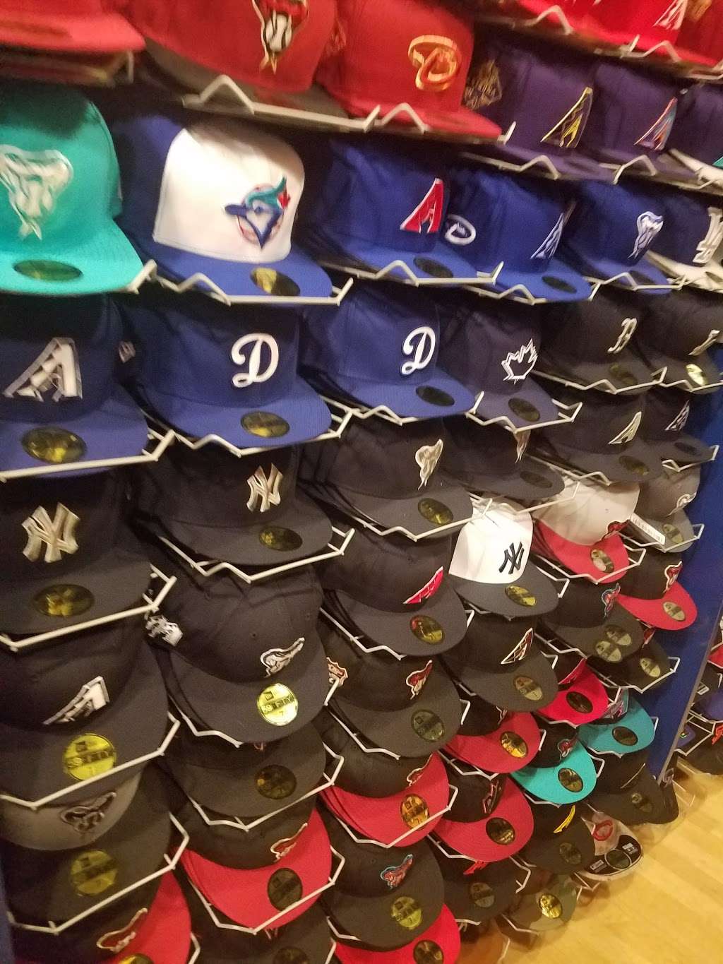 Lids | 2000 E Rio Salado Pkwy SP-C4, Tempe, AZ 85281 | Phone: (480) 303-0526