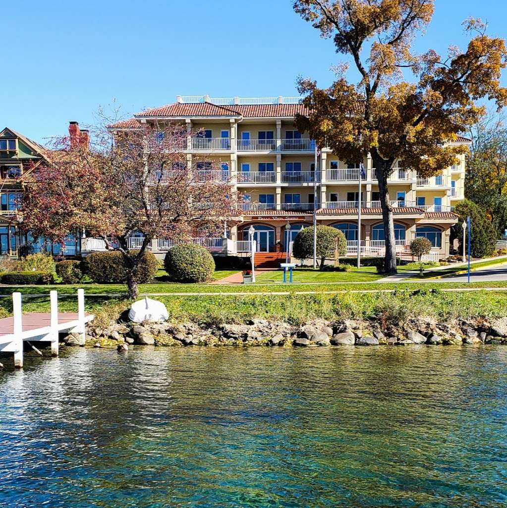 Bella Vista Suites | 335 Wrigley Dr, Lake Geneva, WI 53147, USA | Phone: (262) 248-2100