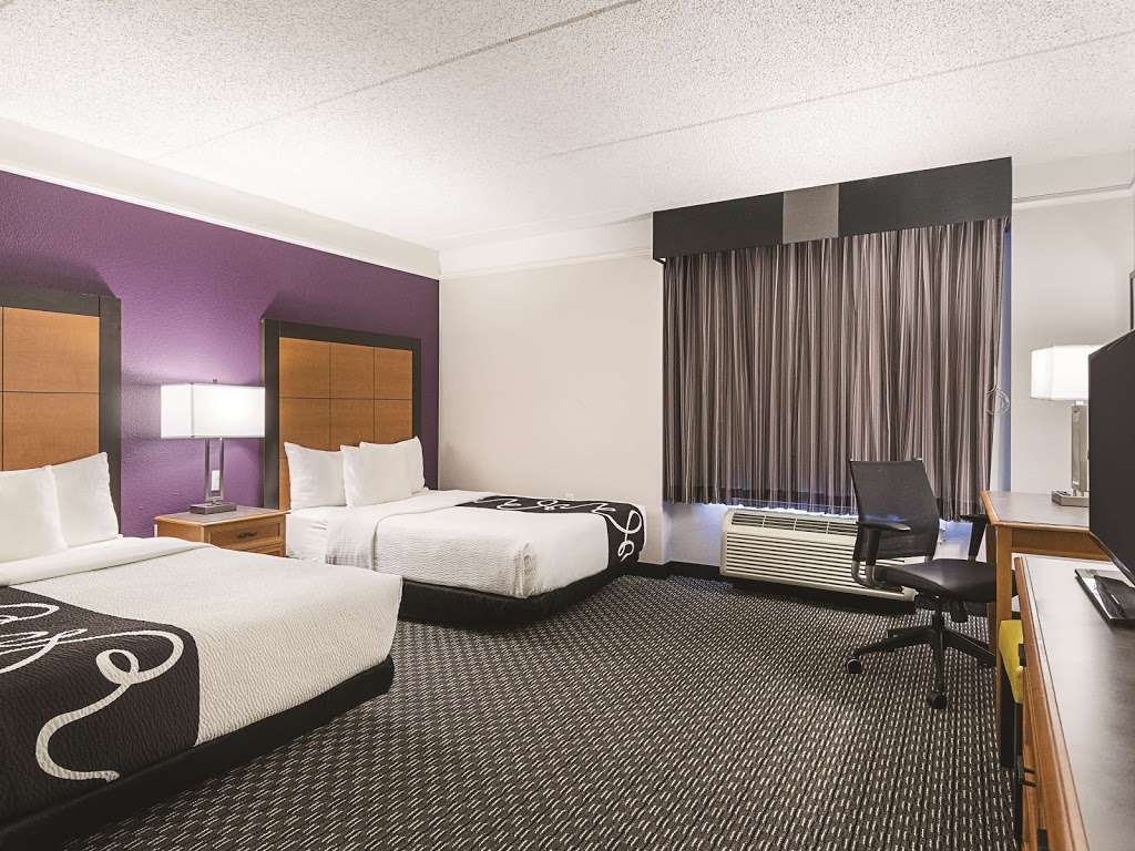 La Quinta Inn & Suites by Wyndham Phoenix Mesa West | 902 W Grove Ave, Mesa, AZ 85210, USA | Phone: (480) 844-8747