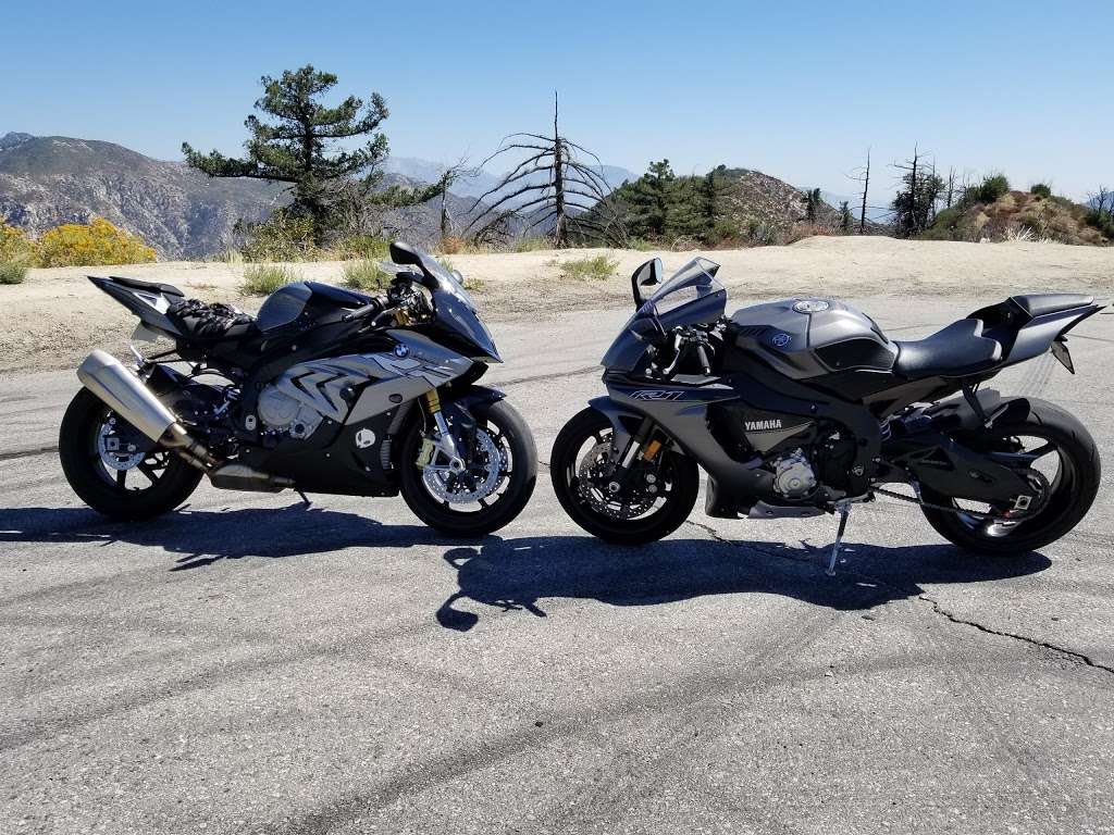 Parking and trailhead to a few unnamed trails | Angeles Crest Hwy, Palmdale, CA 93550, USA