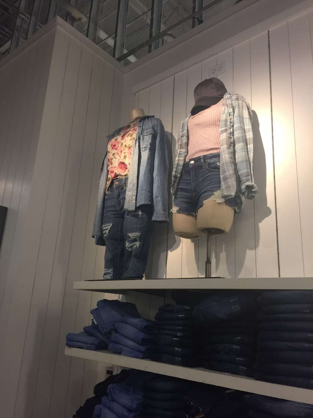 American Eagle Outfitters | 3301 E Main St Suite 1379, Ventura, CA 93003 | Phone: (805) 658-2385