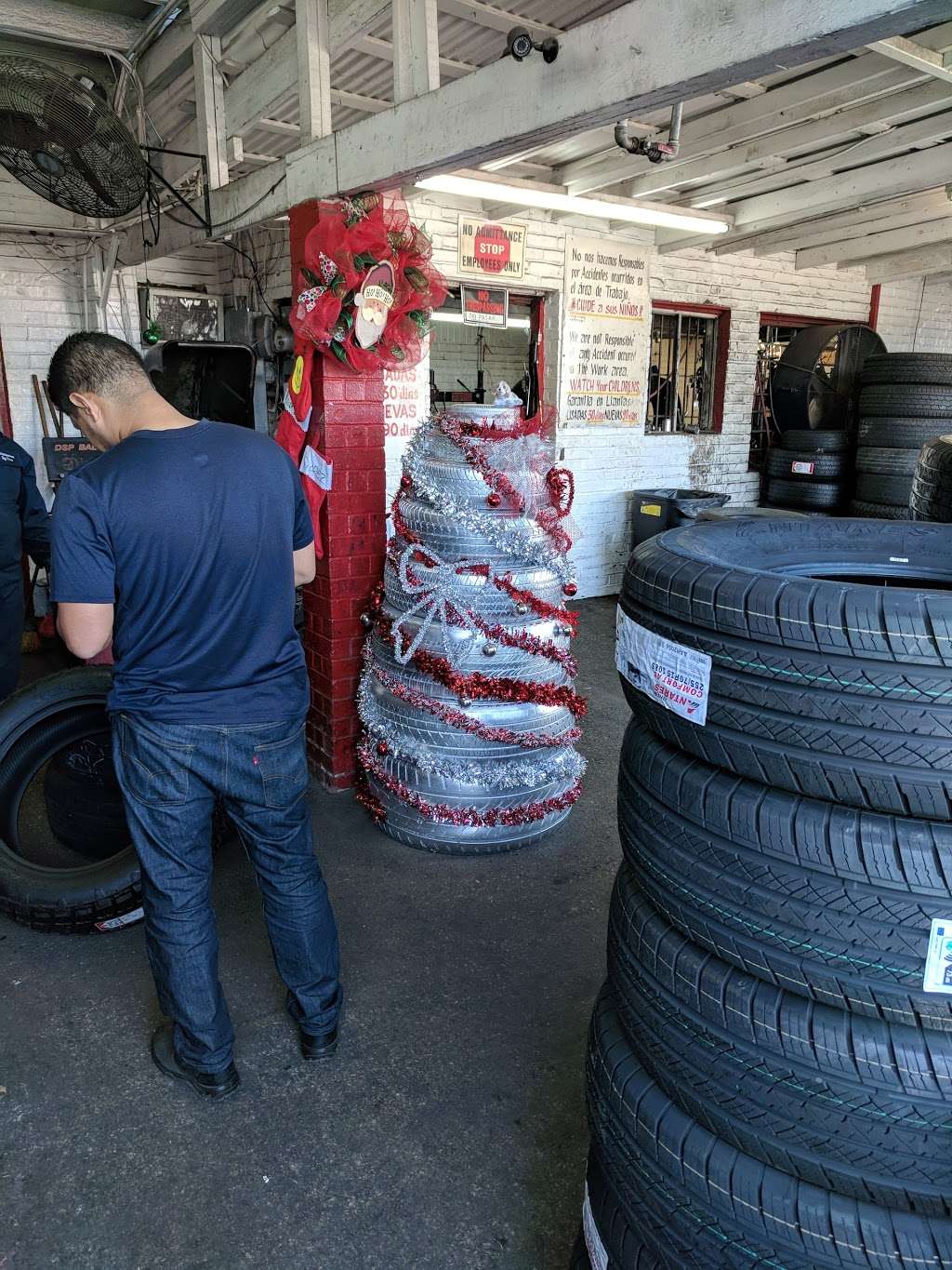 Vulcanizadora Rey Tires | 2409 Airline Dr # B, Houston, TX 77009, USA | Phone: (713) 880-9179