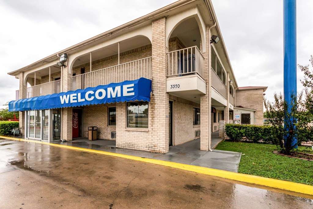 Motel 6 San Antonio - Splashtown | 3370 IH 35 N, San Antonio, TX 78219, USA | Phone: (210) 271-3100