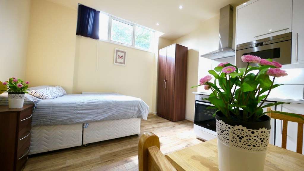 Cheap Accommodation Willesden | 20 St Pauls Ave, London NW2 5SX, UK | Phone: 020 8459 6203